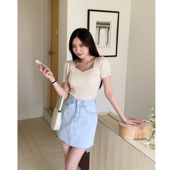 Trendywhere Slim Fit Sweetheart Neckline Top Free (XS-S)Product Thumbnail