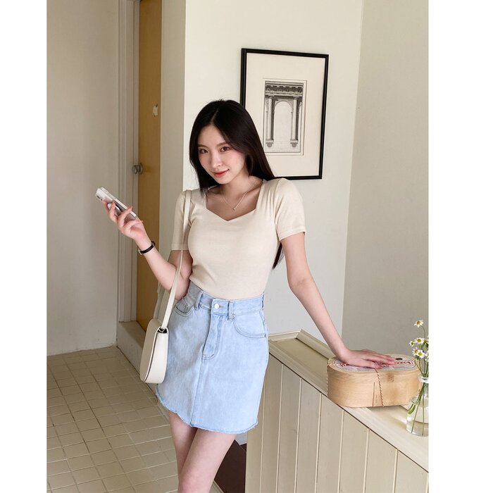Trendywhere Slim Fit Sweetheart Neckline Top Free (XS-S)Product Thumbnail